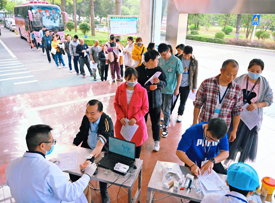 用愛(ài)為生命“加油”——風(fēng)華高科組織250名志愿者參加無(wú)償獻(xiàn)血活動(dòng)