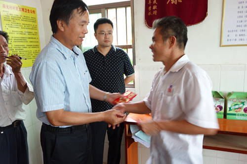 公司領(lǐng)導(dǎo)到扶貧村開展中秋慰問(wèn)
